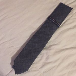 Tommy Hilfiger tie NWT gray tone.